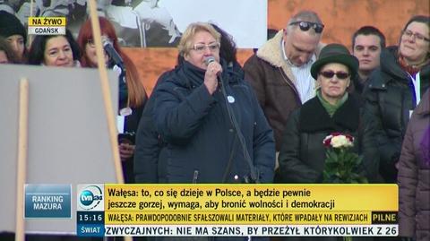 Henryka Krzywonos - Strycharska na wiecu w obronie Wałęsy