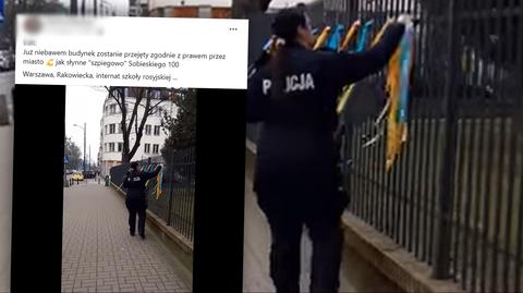 Policjantka ściąga barwy Ukrainy z płotu internatu rosyjskiej szkoły