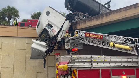 Ciężarówka zawisła na krawędzi wiaduktu na Florydzie