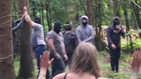 Diabla Góra. Około 20 zamaskowanych mężczyzn pojawiło się w miejscu, gdzie aktywiści blokowali wycinki (materiał z 24.08.2022)