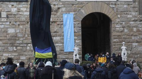 Rzeźba Dawida we Florencji przykryta czarną tkaniną i flagą Ukrainy