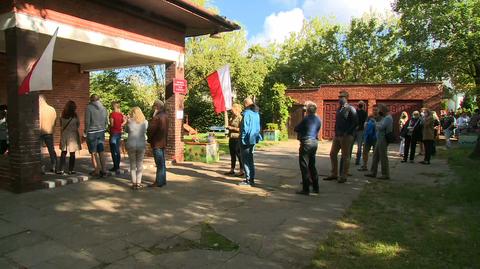 Kolejka przed jednym z lokali wyborczych w Szczecinie