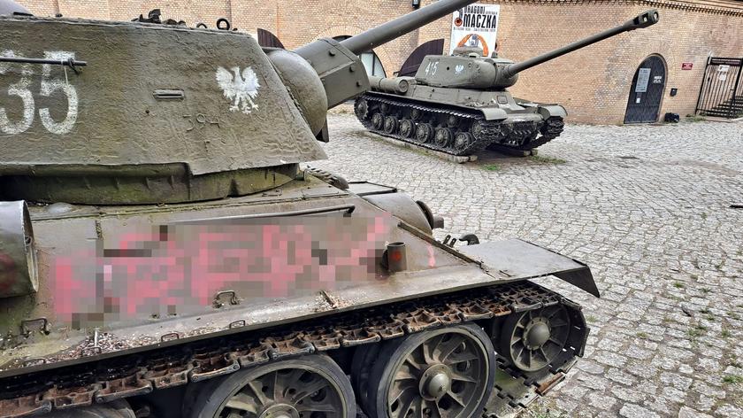 Wandal pomalował czołg przed Muzeum Uzbrojenia