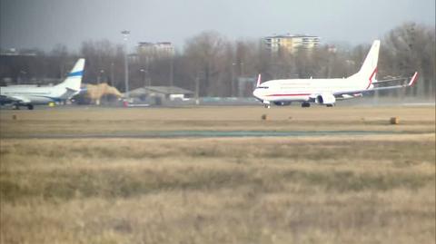 Start Boeinga 737-800 "Józef Piłsudski" na lotnisku Chopina w Warszawie. Nagranie z marca 2021 roku