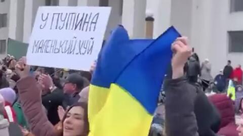 Mieszkańcy Chersonia protestują przeciwko rosyjskim najeźdźcom