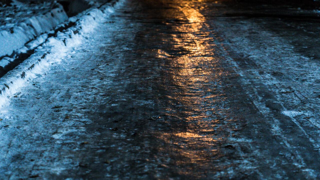 Na drogach może być ślisko. Uważajmy