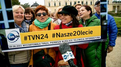 Życzenia dla TVN24 od mieszkańców Białegostoku, którzy pojawili się przed Pałacem Branickich 