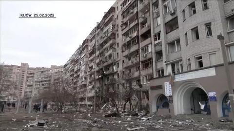 Łzy i rozbite okno. Mieszkanka Kijowa śpiewa hymn Ukrainy 