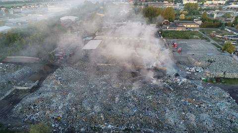 Pożar na terenie firmy zajmującej się recyklingiem w Rawiczu 