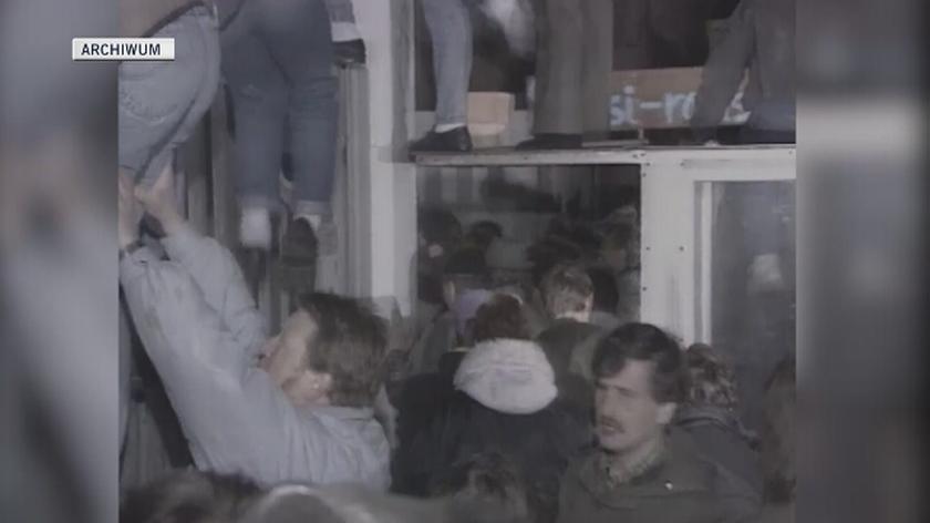 15 stycznia 1990 r. mieszkańcy Berlina plądrują siedzibę Stasi