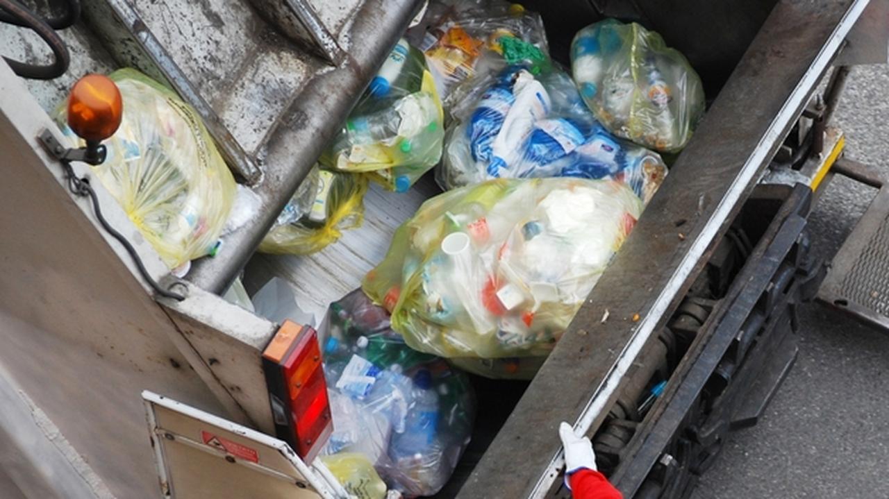 Rzecznik Praw Obywatelskich pyta stołeczny ratusz o obniżkę opłat za śmieci. Miałaby obowiązywać od lipca