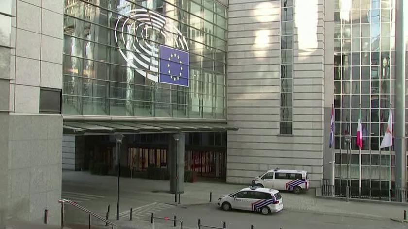Policja pod gmachem Parlamentu Europejskiego