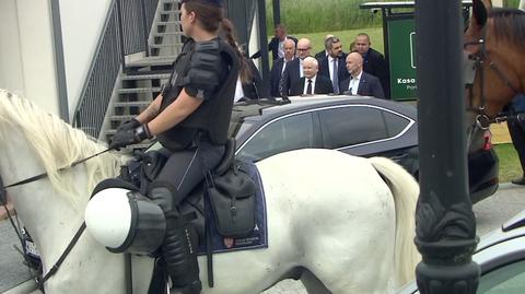 Kaczyński wychodzi ze spotkania w Kórniku, ale nie można go zobaczyć. Przez policyjne konie