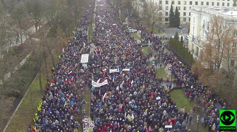 Tłumy na ulicach Warszawy. Nagranie z drona