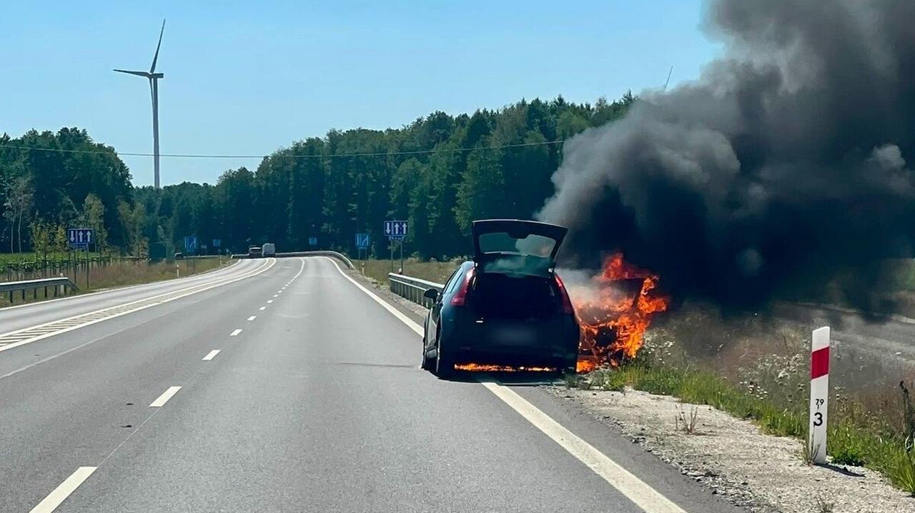 Burning car on national road near Krapkowice: officers evacuate two elderly passengers