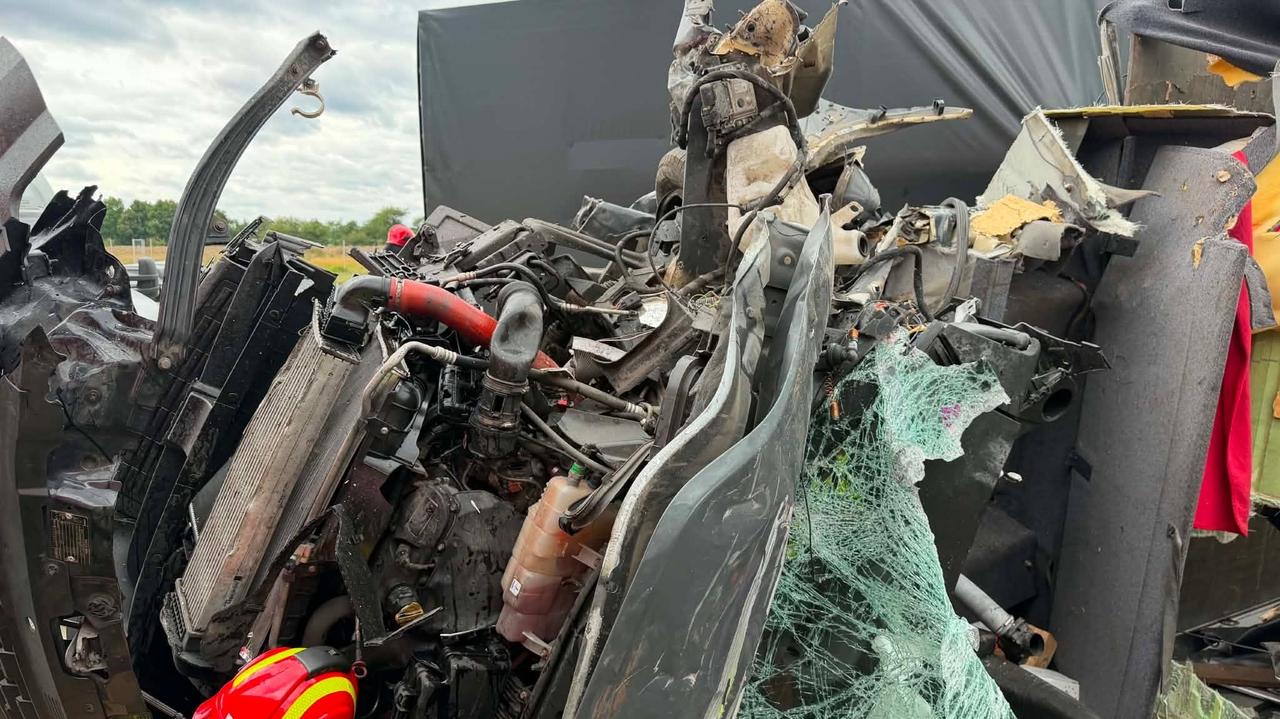 Kierowca busa uderzył w uszkodzoną ciężarówkę. S3 zablokowana