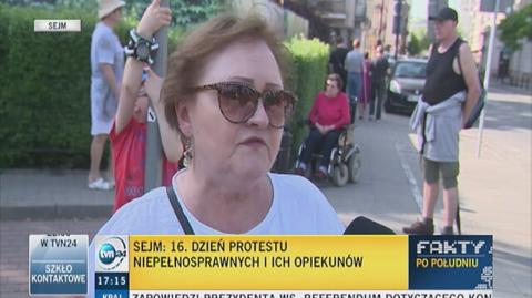 Pod Sejmem trwają demonstracje poparcia dla protestujących
