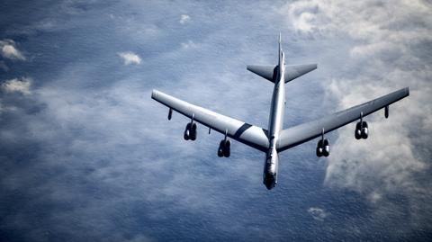 Bombowiec B-52 przygotowuje się do startu