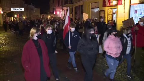 "Prawa kobiet", "nie zadzierać z kobietami". Protest w Tarnowie