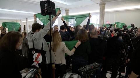 Konferencja Hołowni przerywana przez protestujące kobiety