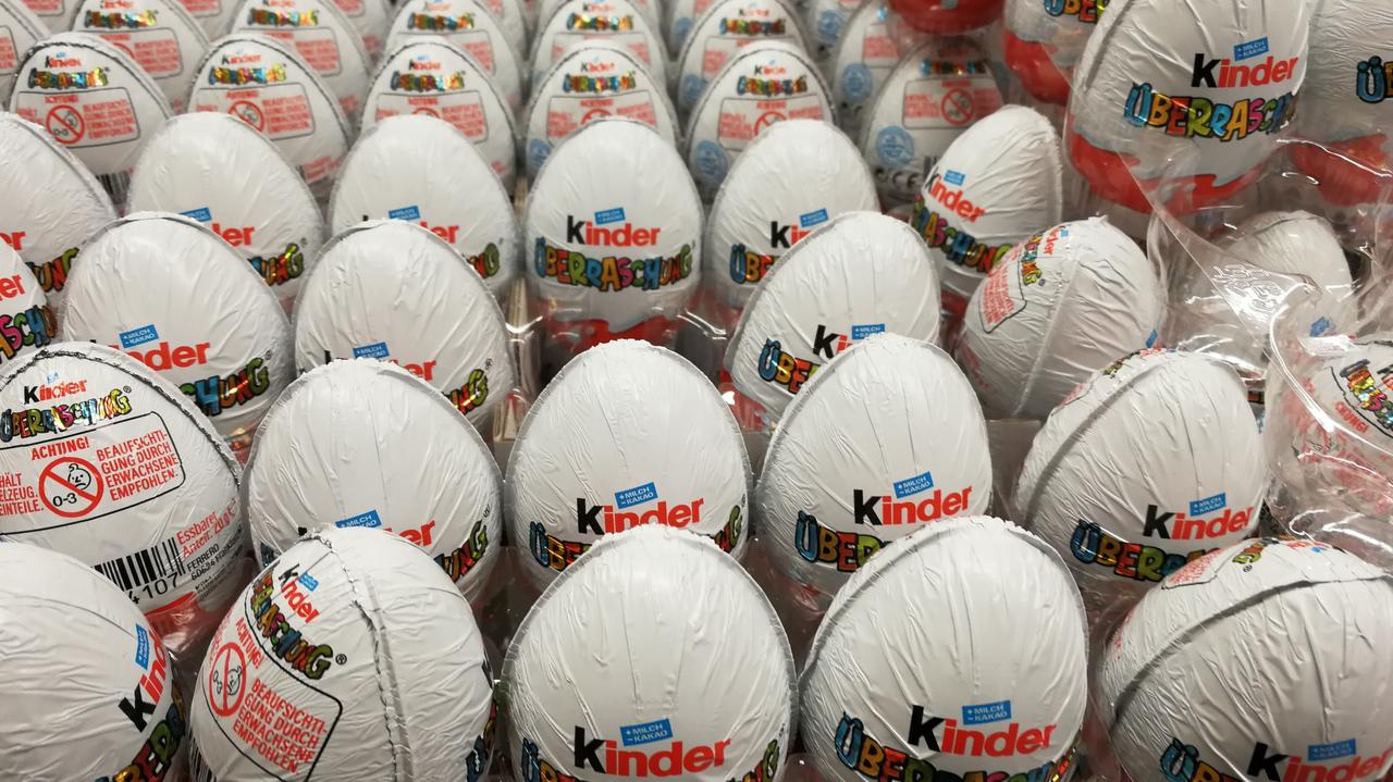 Kinder sorpresa.  Ferrero retira muchos productos, agencia europea abre una investigación