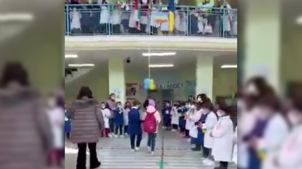 Italia.  I bambini della scuola primaria accolgono a scuola un ragazzo e una ragazza dall’Ucraina [NAGRANIE]