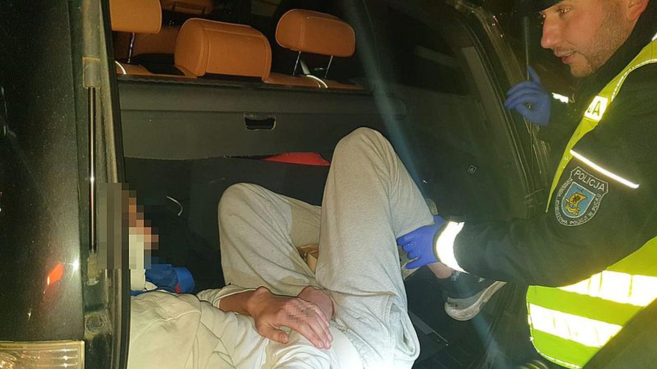 Zatrzymano ich do kontroli przez niezapięte pasy. Cztery osoby miały narkotyki, a w bagażniku był 20-latek