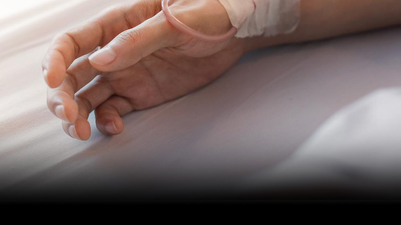 "Niekonwencjonalnie" miała leczyć raka. Kroplówkami z przemysłową chemią