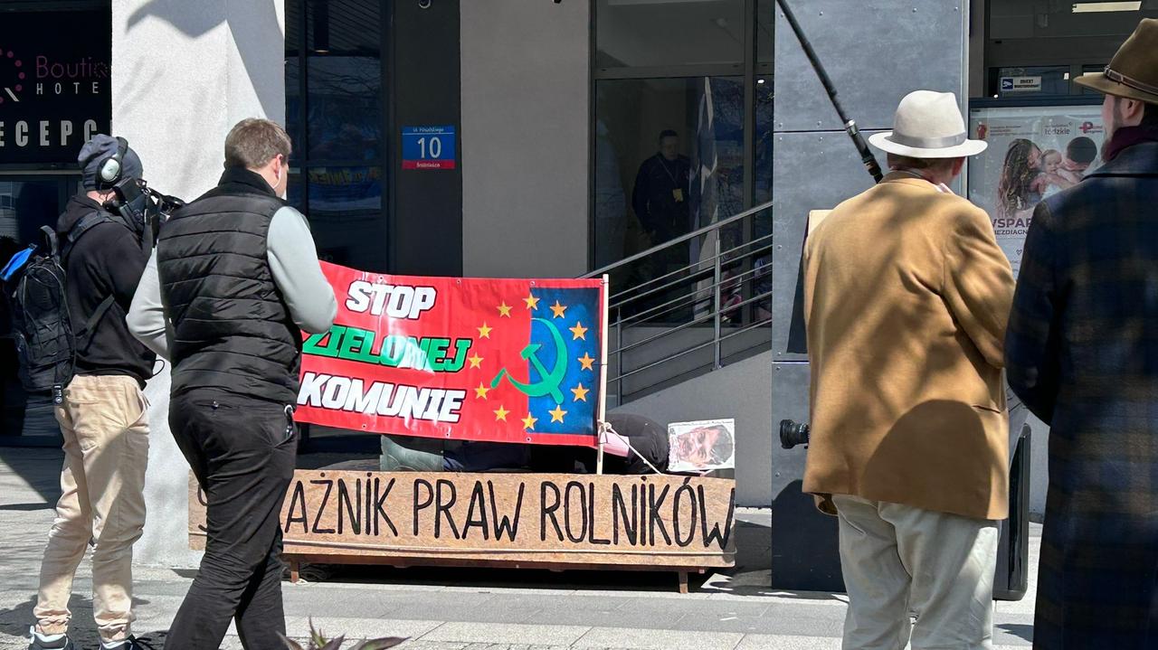 Kanapa z gumową lalką przedstawiającą wiceministra. Trwa protest rolników w Łodzi