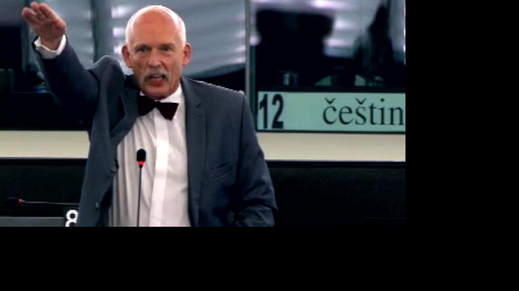 Korwin-Mikke hajluje i przerabia slogan