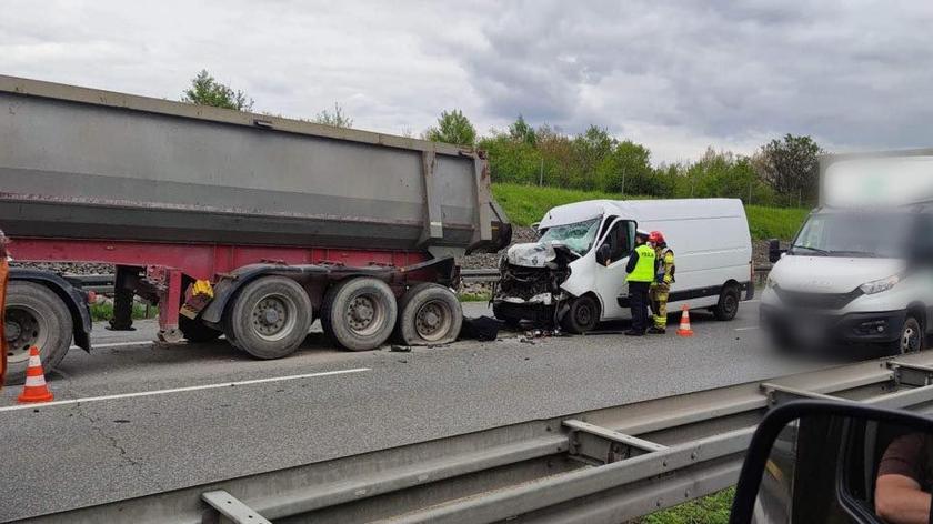 Śmiertelny wypadek na autostradzie A4. Kierowca wjechał busem w naczepę ciężarówki stojącej w korku!