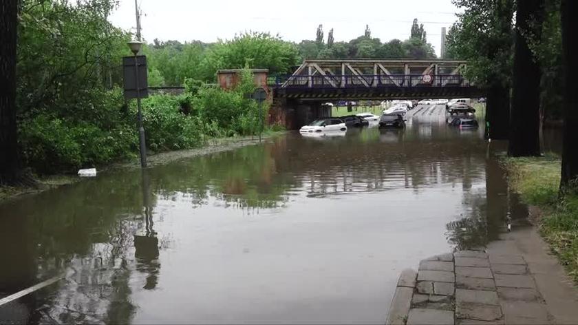 Samochody utknęły na zalanych drogach w Poznaniu