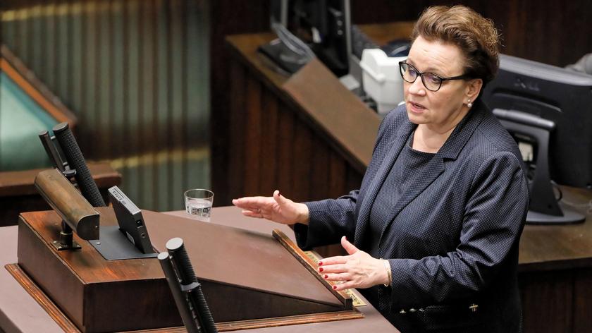 Minister Zalewska w czasie debaty nad wotum nieufności 