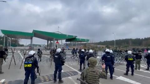 MON: migranci przekroczyli przejście graniczne w Kuźnicy po stronie Białorusi