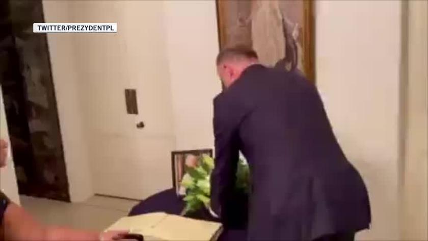 Andrzej Duda wpisał się do księgi kondolencyjnej w brytyjskiej ambasadzie w Senegalu