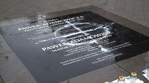 Zniszczona tablica poświęcona pamięci prezydenta Pawła Adamowicza