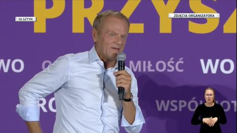 Donald Tusk o ławkach "z polską flagą" i regulaminem w 15 punktach (materiał z 31.08.2022)