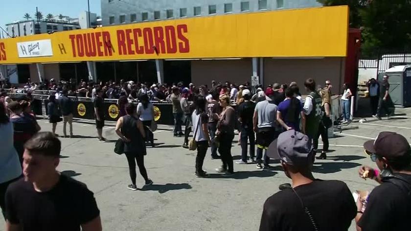 Kolejka fanów po bilety na koncert Guns N' Roses w Los Angeles w 2016 roku