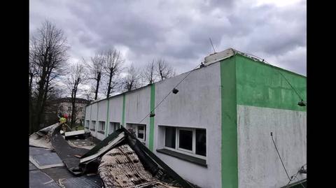 Wiatr zerwał dach szkoły w Kutnie (wideo bez dźwięku)