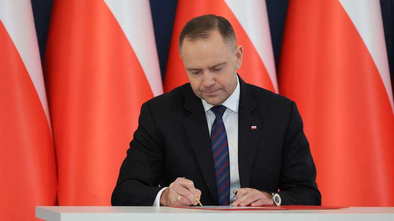 Nawrocki signs law requiring upfront fees for firms supervised by Poland's KNF
