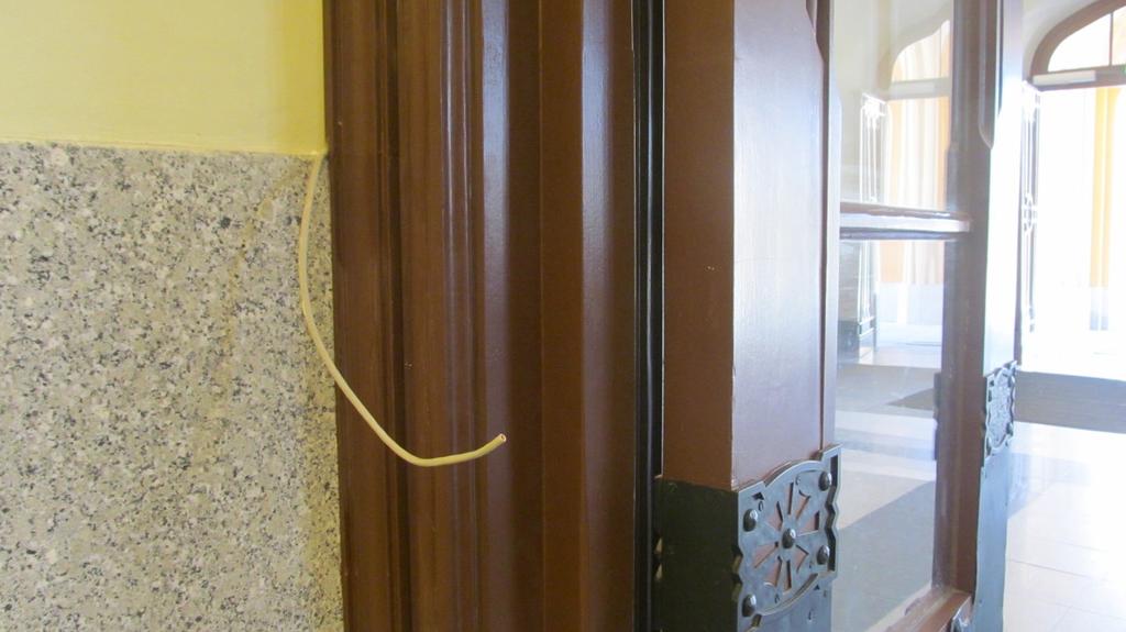Kable wystają ze ścian nie tylko przy wejściu
