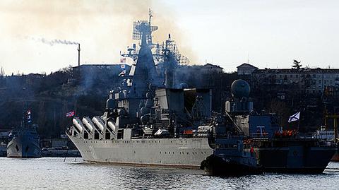 "Ceremonia żałobna" w Sewastopolu po zatonięciu krążownika Moskwa. Nagranie archiwalne  