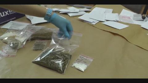 Policja zabezpieczyła kilka rodzajów podejrzanych substancji