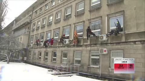 Alpiniści myją okna na łódzkim szpitalu 