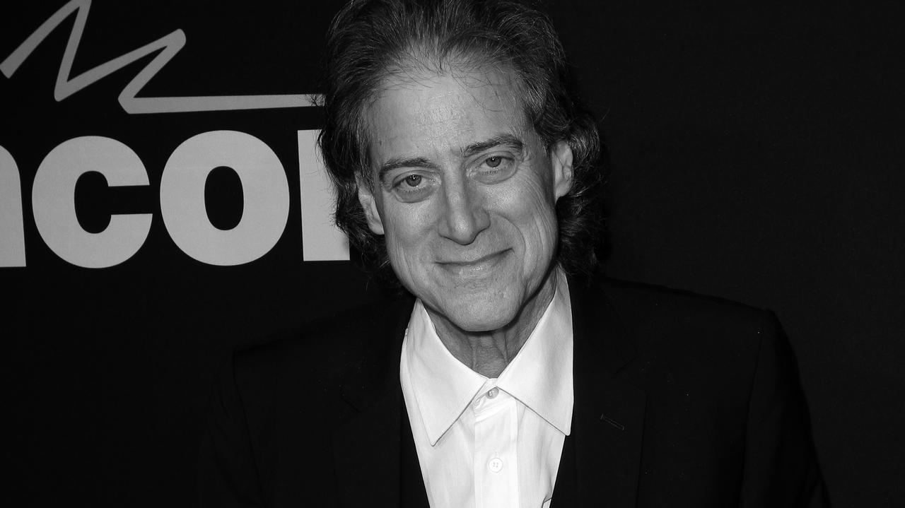 Richard Lewis está muerto.  El comediante estadounidense tenía 76 años.