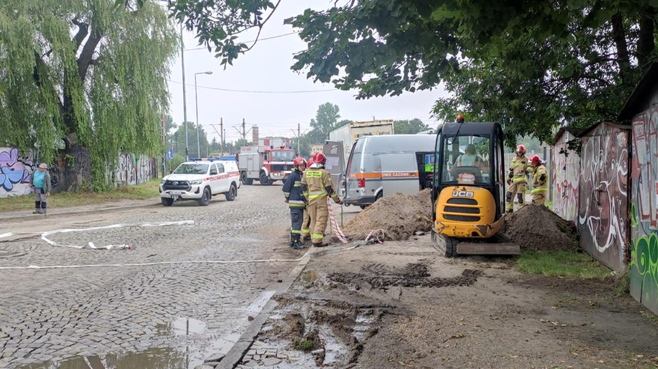 Wyciek gazu z uszkodzonego gazociągu, ewakuowano ponad 300 osób