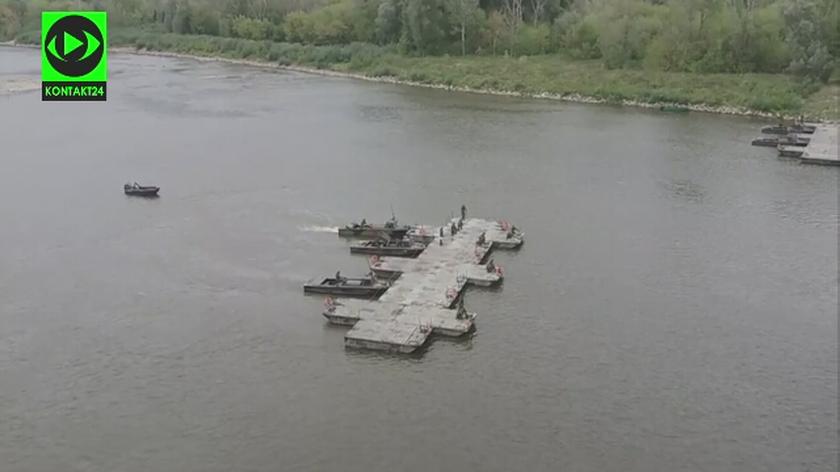 Budowa mostu pontonowego na Wiśle na nagraniu, które dostaliśmy na Kontakt24