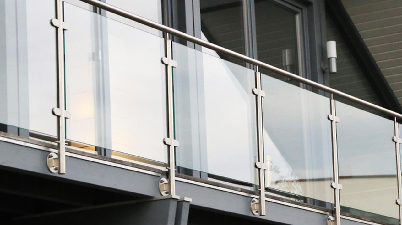 Nieprzytomna kobieta leżała na balkonie. Zauważył ją sąsiad i wezwał pomoc