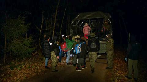 Straż Graniczna zabrała w nocy grupę migrantów z Kurdystanu z lasu pod Narewką. Relacja reportera TVN24 (materiał z 3.11.2021)