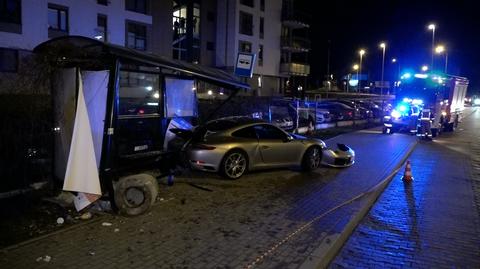 Świadek: porsche uderzyło w przystanek tyłem